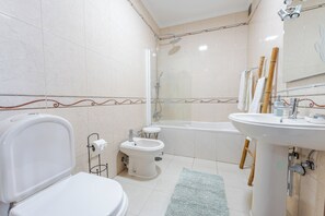 Combined shower/bathtub, hair dryer, towels - Holiday Home 2 Minutes from the Beach and Close to Major Tourist Attractions! (Ribeira Chã)