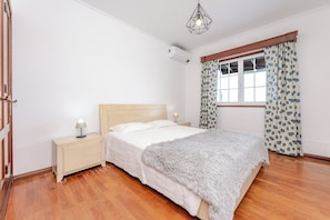 3 bedrooms, iron/ironing board, internet, bed sheets