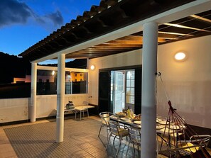 تناول الطعام بالخارج