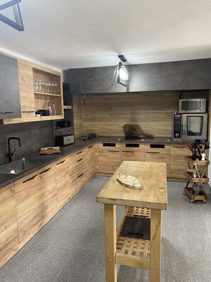 Kühlschrank, Mikrowelle, Ofen, Geschirrspüler