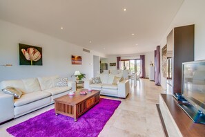 Fernseher, Tischtennisplatte