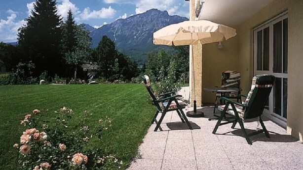 A patio with outdoor furniture and a view of mountains. - Apartment 5, 6, 9, - 2 persons with balcony or terrace, 39sqm (Bad Reichenhall)