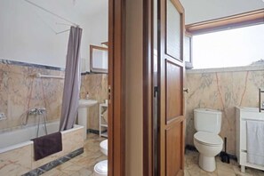 Haartrockner, Handtücher, Seife, Shampoo