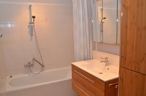 Hair dryer, towels, soap, toilet paper - Exclusive maisonette 83sqm, quiet, central location, in the old town (Lüneburg)