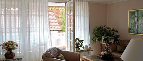 Televisio, DVD-soitin, kirjoja, stereot