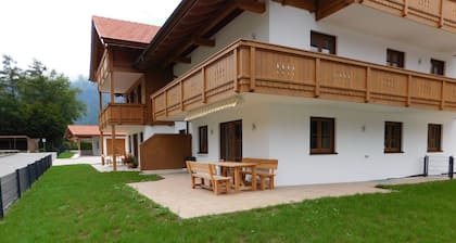 Ferienwohnung T 64,5 mÂČ, 2-4 Personen, Schlafzimmer, WohnkĂŒche, Bad/Du, WC, TV, Terrasse