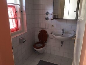 Ferienwohnung 66 m², 2-4 Personen, 2 Schlafzimmer, Wohnküche, Bad/WC, Terrasse-Badezimmer