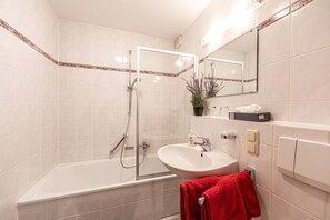 Badewanne, Haartrockner, Handtücher