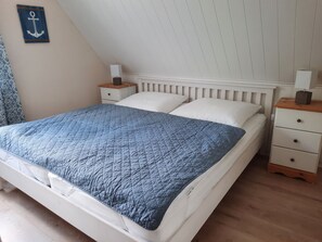 3 bedrooms, in-room safe, iron/ironing board, travel cot - "Us Hus op`n Knust" (Burg auf  Fehmarn)