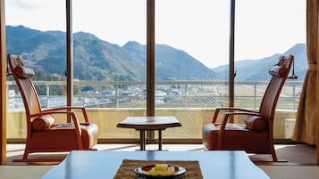 本館 12畳 | 羽毛の掛け布団、ミニバー、セーフティボックス (室内)、客室ごとに異なる装飾