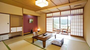 Una habitación japonesa tradicional con suelo de tatami, una mesa de madera baja, un banco acolchado y puertas correderas shoji.