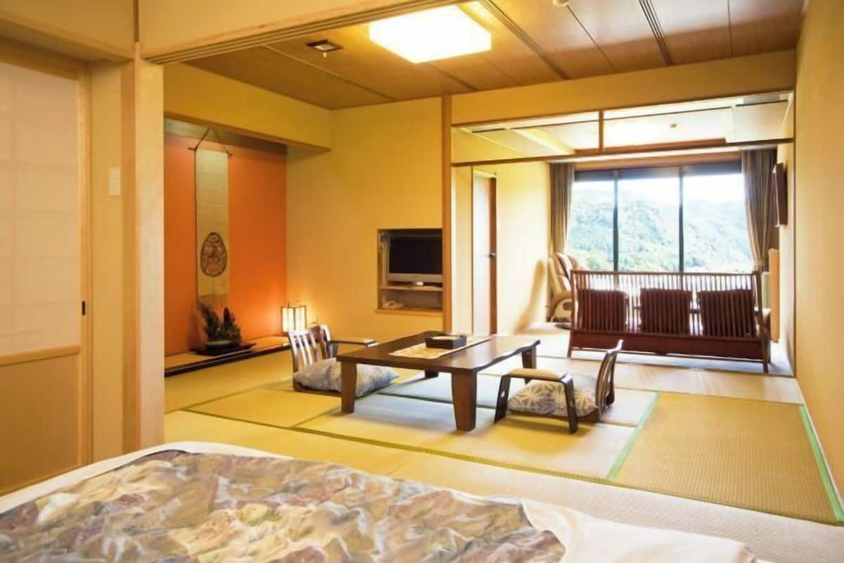 Donzen dekbedden, een minibar, een kluis op de kamer
