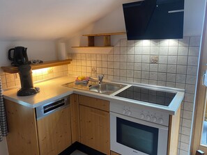 Kylskåp, mikrovågsugn, ugn och spishäll