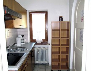 Kühlschrank, Herdplatte, Wasserkocher mit Kaffee-/Teezubehör, Toaster