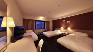 Triple Room | Desk, iron/ironing board, free WiFi, bed sheets - MINAMISENRI Crystal Hotel (Suita)