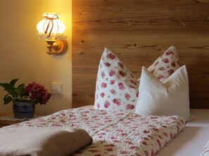 2 bedrooms, internet, bed sheets