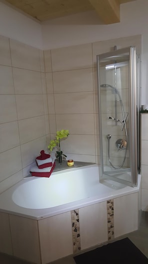 Badkar, gratis toalettartiklar, hårtork och badrock
