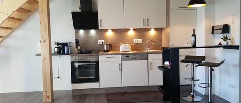 Fridge, oven, stovetop, dishwasher