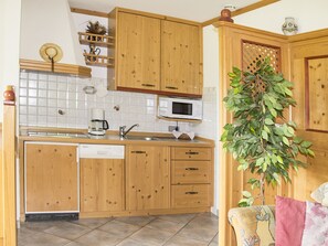 Frigorífico, microondas, placa de cocina y lavavajillas