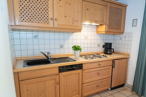 Kühlschrank, Mikrowelle, Herdplatte, Geschirrspüler