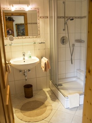Dusche, Haartrockner, Handtücher