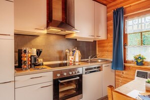 ثلاجة، فرن، موقد طهي مسطح، غسالة أطباق