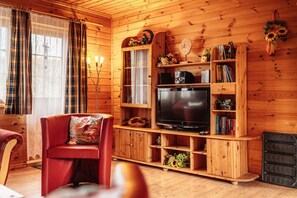 Smart-TV, DVD-Player, Bücher, Stereoanlage