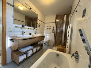 Bathtub, hair dryer, towels - Apartment 115sqm, balcony, terrace, kitchen, 3 bedrooms, living room, max 6 p. (Ruhpolding)