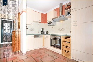 Fridge, microwave, oven, stovetop - Cozy vacation home in Zirchow with garden & fireplace, near lake and forest (Zirchow)