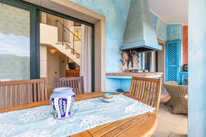 Outdoor dining - Holiday Apartment "Baia del Faro" with Balcony and Grill (Palau)