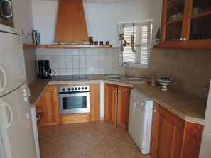Fridge, microwave, oven, stovetop - House with direct sea view, close to the beach and marina (Cap d'Artrutx)