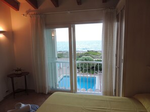 3 bedrooms, iron/ironing board, WiFi, bed sheets - House with direct sea view, close to the beach and marina (Cap d'Artrutx)