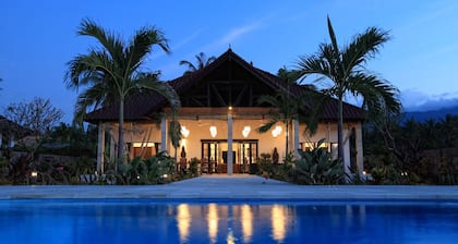 Villa Yudhistira est une villa de luxe sur la plage avec piscine et du personnel