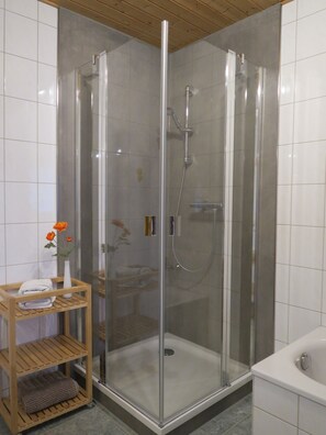 Badekar, hårføner, såpe og sjampo