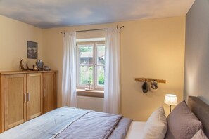 2 bedrooms, internet, bed sheets