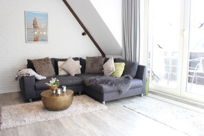 Smart TV, DVD player, books, stereo