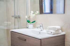 Een douche, een haardroger, handdoeken