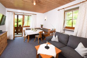 Living area - Apartment Vroni 50sqm, balcony, kitchen, 1 bedroom, living room, max 2 pers. (Ruhpolding)