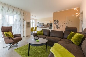 Unclassified image, 2 of 22, button