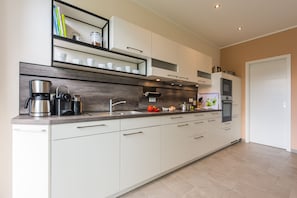 Kühlschrank, Mikrowelle, Ofen, Geschirrspüler