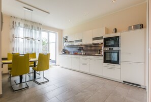 Kühlschrank, Mikrowelle, Ofen, Geschirrspüler