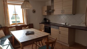 ثلاجة، فرن، موقد طهي مسطح، غسالة أطباق