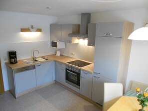 Geladeira, micro-ondas, cooktop, lava-louças