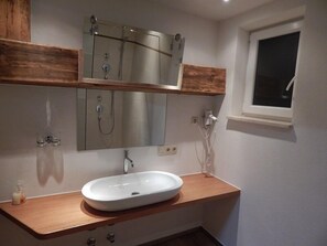 Een douche, een haardroger, handdoeken