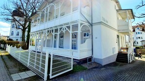 Un bâtiment blanc doté d’un balcon et d’une grille, portant l’inscription « Villa Asta » et le numéro 13.