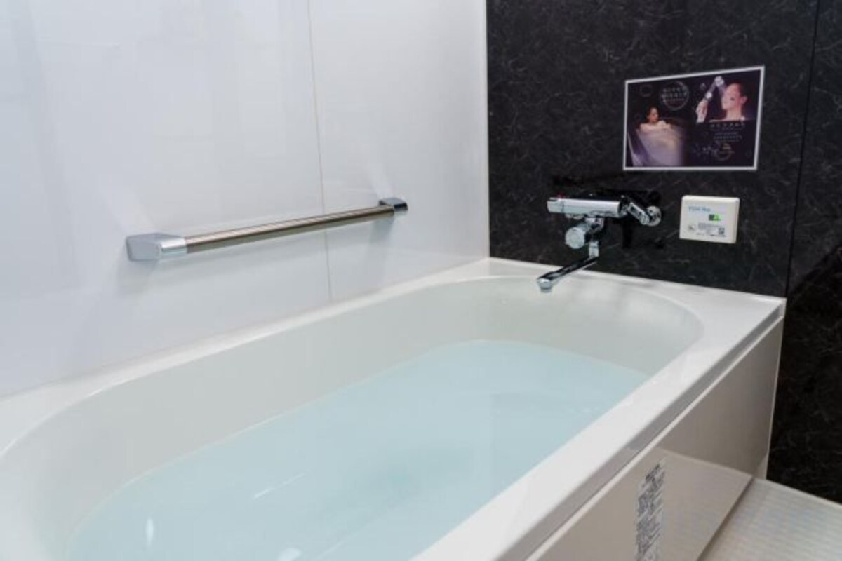 Baño | Tina con regadera, amenidades de baño gratuitas, secadora de cabello