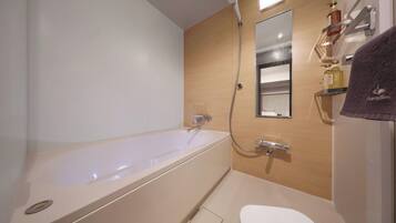 Duschwanne, kostenlose Toilettenartikel, Haartrockner, Hausschuhe