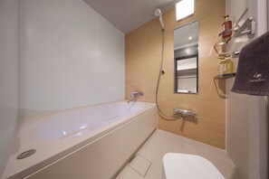 Een bad/douchecombinatie, gratis toiletartikelen, een haardroger