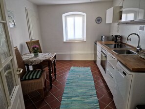 Kühlschrank, Mikrowelle, Herdplatte, Geschirrspüler