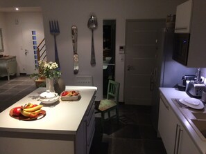 Micro-ondes, lave-vaisselle, cafetière/bouilloire, grille-pain